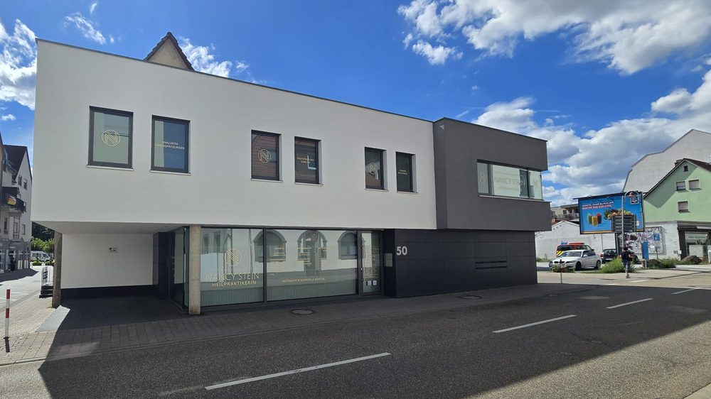 Aussenansicht der Praxis für Ästhetik & Gesundheit in der Hauptstraße 50 in Sinsheim